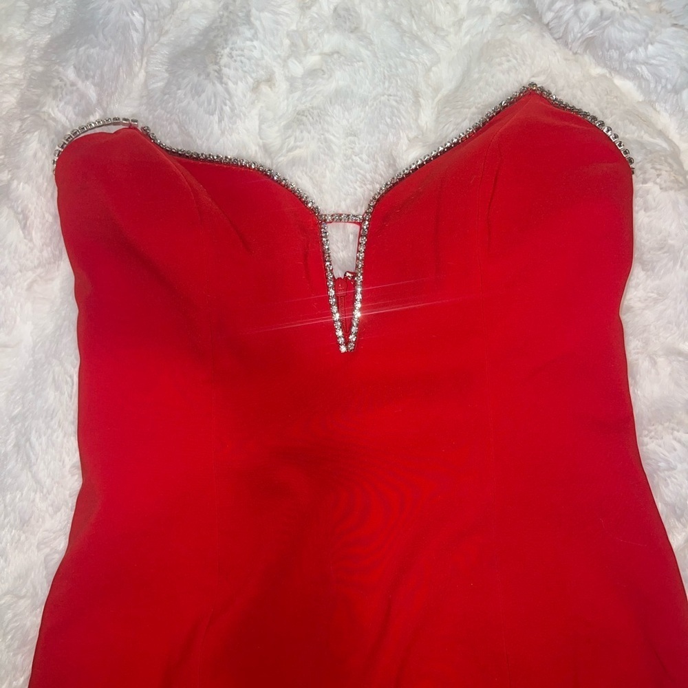 Elegant Red Midi Dress - Picture 5 of 9